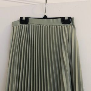 Pleated mint green maxi skirt
